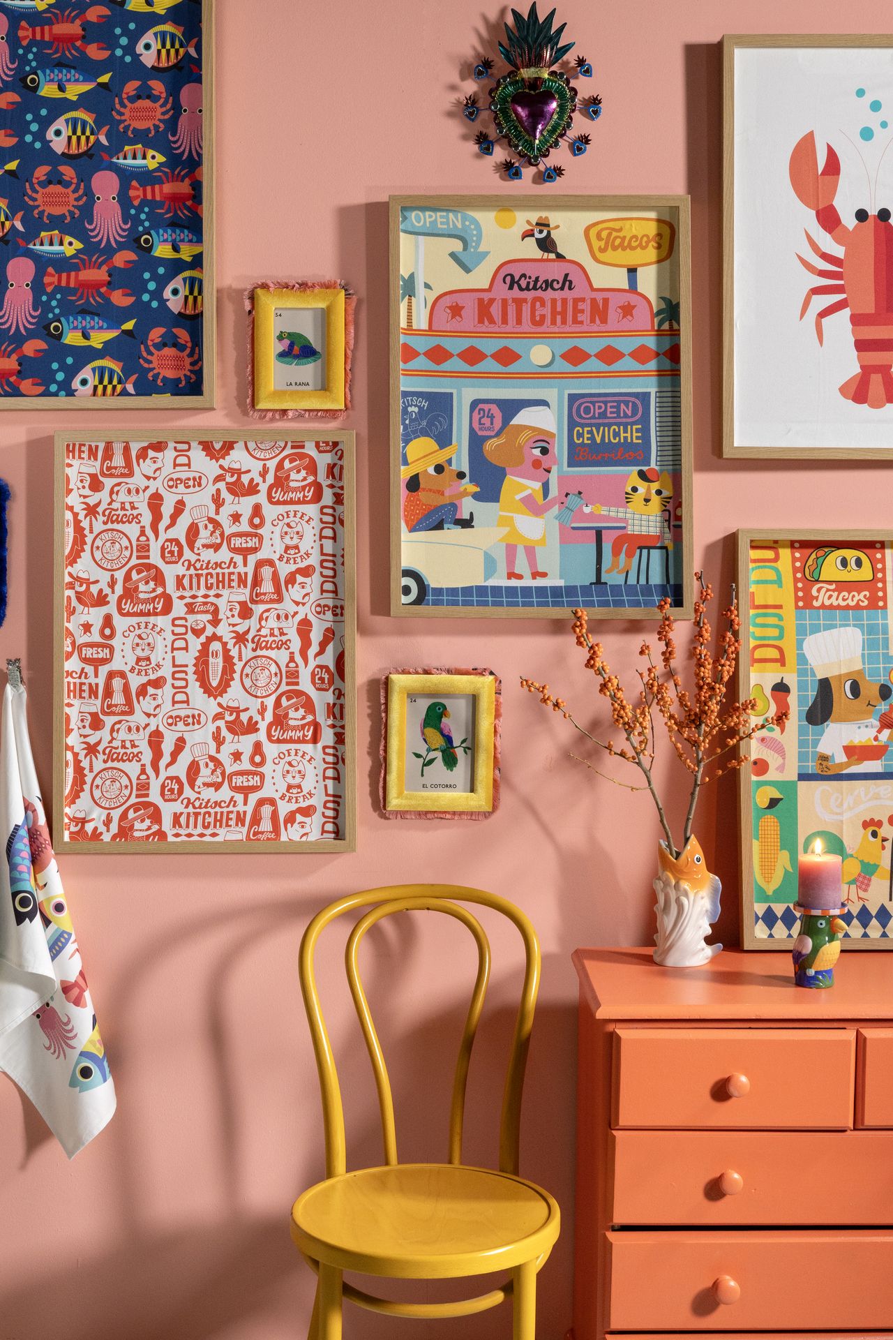 Kitsch Kitchen wandcollage met Lotería-fotolijsten en een tin hart