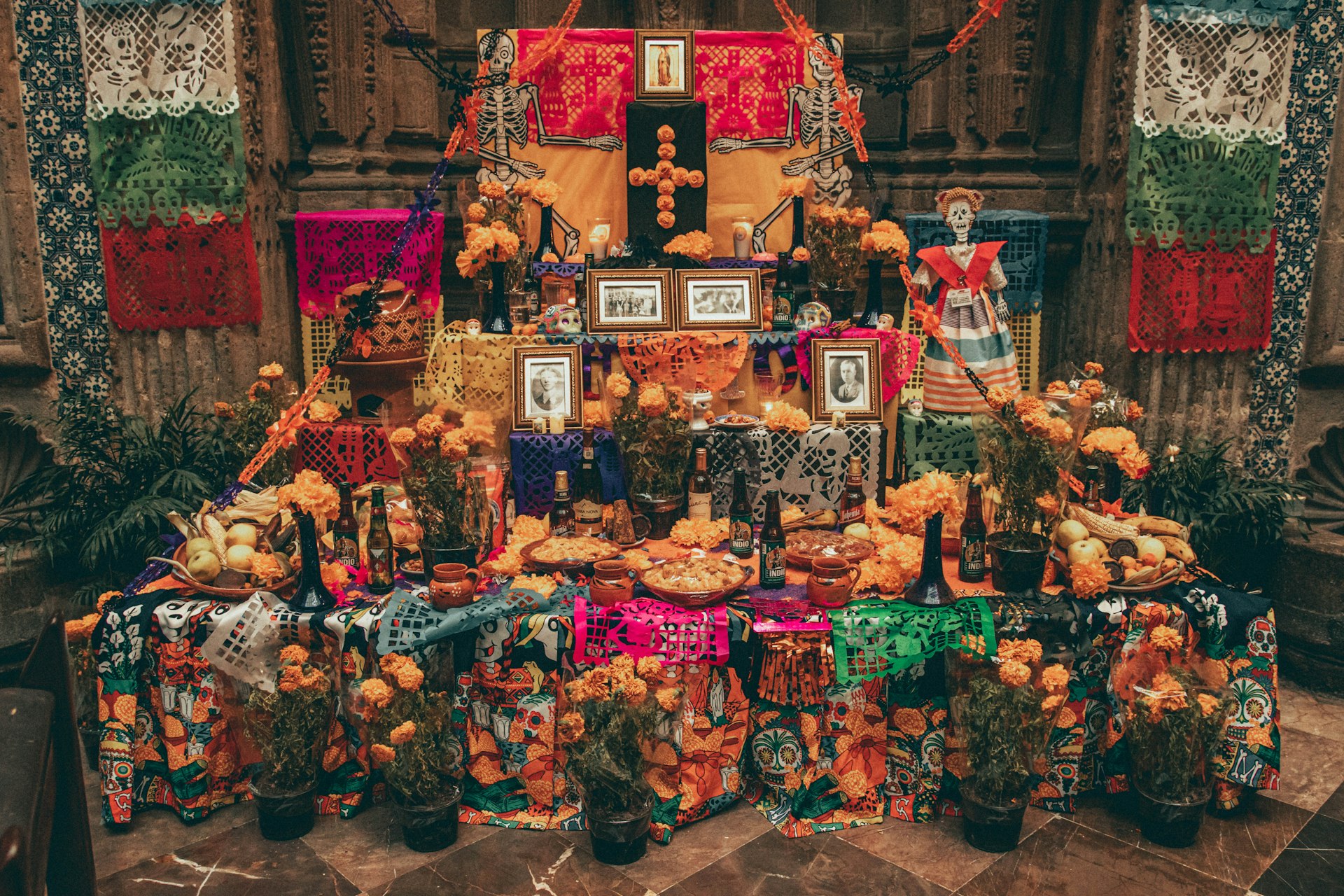 Día de los Muertos ofrenda met fotolijsten en papel picado