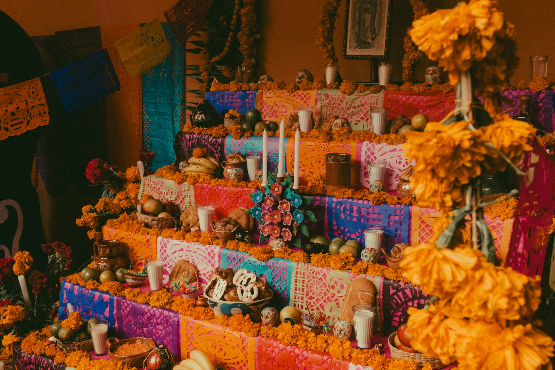 Día de los Muertos altaar met goudsbloemen en kaarsen