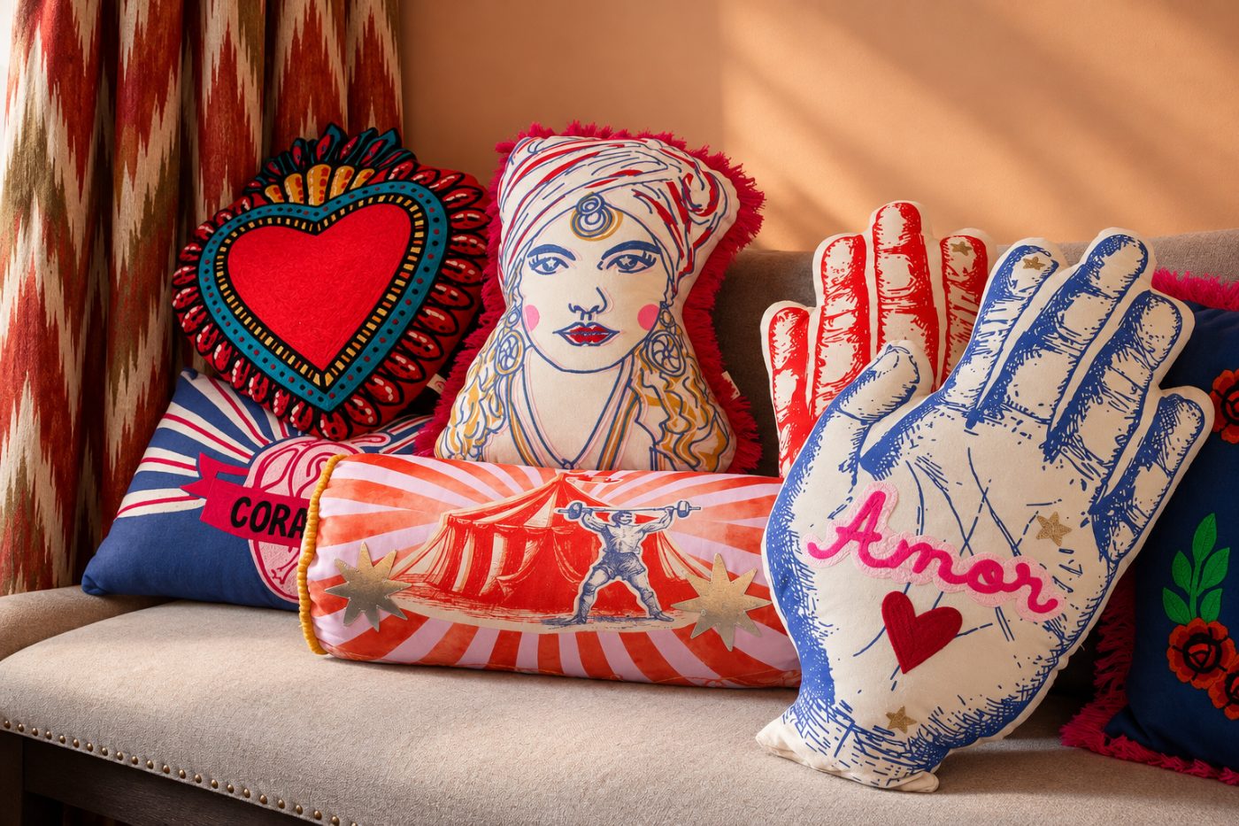 Kitsch Royale kussens op een bank