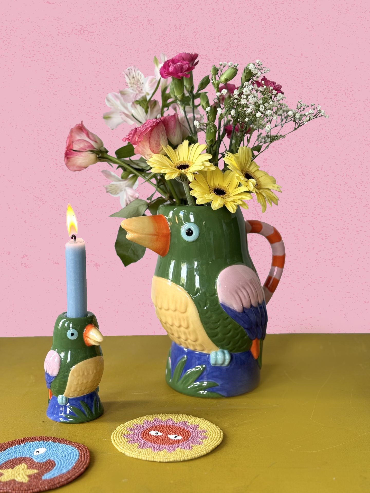 Kitsch Kitchen papegaaienkan en kandelaar met bloemen