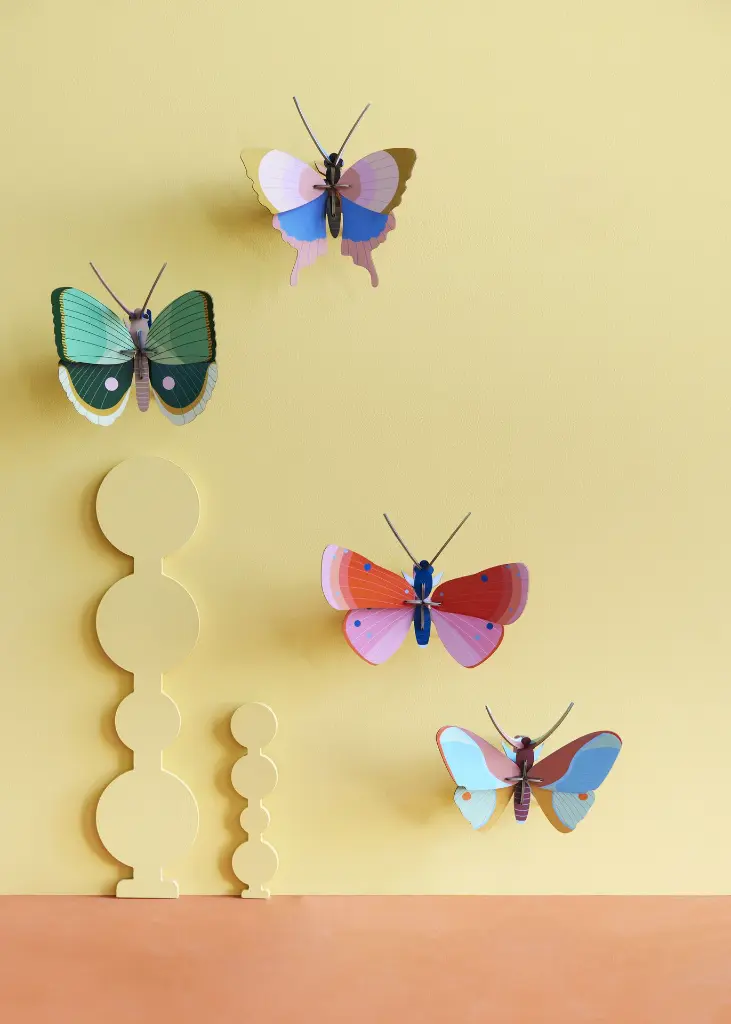 SMALL-BUTTERFLIES-GOLD-RIM-FERM-STRIPED-SPECKLED-COPPER-CLAUDINA_AMBIENT-OVERVIEW-PORTRAIT.webp